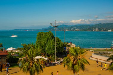 BATUMI, GEORGIA: Georgi 'nin Adjara bölgesinde, Batumi' de bir yaz günü Karadeniz 'de dönme dolabın üst görüntüsü.