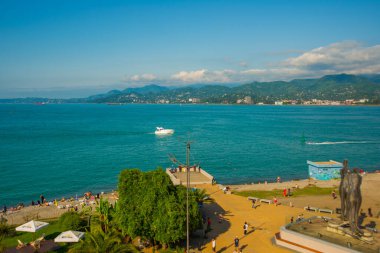 BATUMI, GEORGIA: Georgi 'nin Adjara bölgesinde, Batumi' de bir yaz günü Karadeniz 'de dönme dolabın üst görüntüsü.
