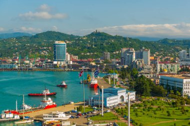 BATUMI, GEORGIA: Georgi 'nin Adjara bölgesinde bir yaz günü Batumi' deki tekne ve gemilerin limanının en üst görüntüsü.