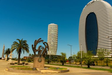 BATUMI, GEORGIA: Gürcistan 'ın Adjara bölgesindeki Adalet ve Adalet Bakanlığı ve Avlu Marriott Batumi Oteli.