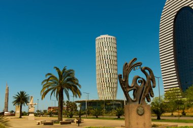 BATUMI, GEORGIA: Gürcistan 'ın Adjara bölgesindeki Batumi' de çanları çalan bir kuş şeklinde heykel.