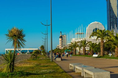 BATUMI, GEORGIA: Gürcistan 'ın Adjara bölgesindeki Batumi şehrindeki Primorsky Bulvarı. Arka planda mavi gökyüzü.