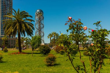 BATUMI, GEORGIA: Gürcistan 'ın Adjara bölgesindeki Batumi' de alfabetik kule. Kule, Gürcistan alfabesinin benzersizliğini simgeliyor..