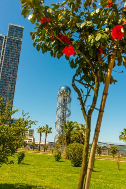 BATUMI, GEORGIA: Gürcistan 'ın Adjara bölgesindeki Batumi' de alfabetik kule. Kule, Gürcistan alfabesinin benzersizliğini simgeliyor..