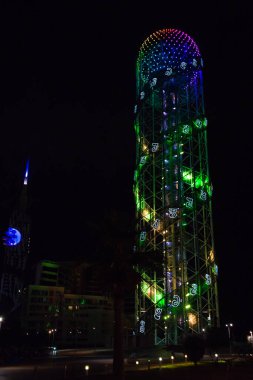 BATUMI, GEORGIA: Gürcistan 'ın Adjara bölgesindeki Batumi' de Alfabetik Kule ile gece manzarası. Kule, Gürcistan alfabesinin benzersizliğini simgeliyor..