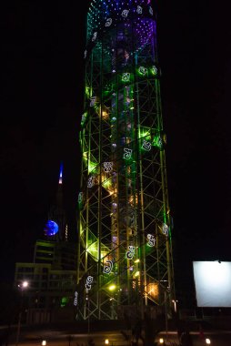 BATUMI, GEORGIA: Gürcistan 'ın Adjara bölgesindeki Batumi' de Alfabetik Kule ile gece manzarası. Kule, Gürcistan alfabesinin benzersizliğini simgeliyor..