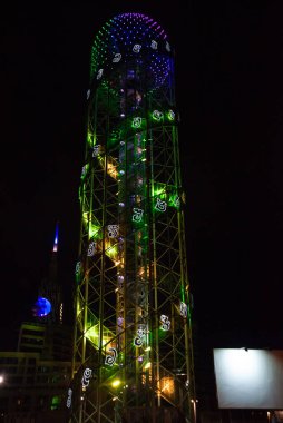 BATUMI, GEORGIA: Gürcistan 'ın Adjara bölgesindeki Batumi' de Alfabetik Kule ile gece manzarası. Kule, Gürcistan alfabesinin benzersizliğini simgeliyor..