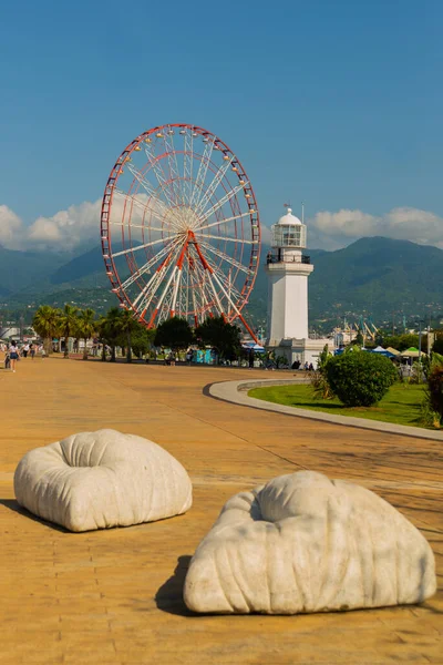 Batumi Georgia Reuzenrad Batumi Vuurtoren Aan Batumi Seafront Promenade Zonnige — Stockfoto