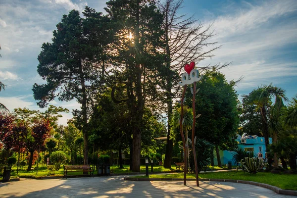 Batumi Georgia Gürcistan Adjara Bölgesindeki Batumi Kırmızı Kalp Heykeli — Stok fotoğraf