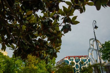 BATUMI, GEORGIA: Olağandışı soyut modern yapı beyaz ve mavi fütüristik stil beton çizgiler ve delikler inşa ederek,.