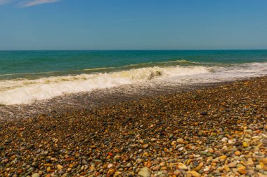 BATUMI, GEORGIA: Gürcistan 'ın Adjara bölgesindeki Batumi, Karadeniz kıyısında kayalık bir plaj.