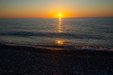 BATUMI, GEORGIA: Gürcistan 'ın Adjara bölgesinin Batumi bölgesinde gün batımında plajda ve Karadeniz' de güzel manzara.