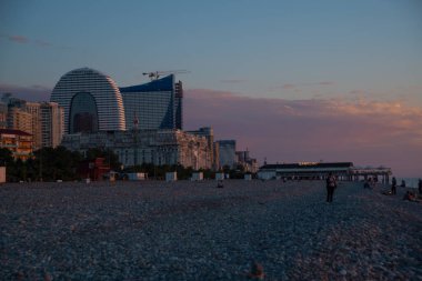 BATUMI, GEORGIA: Gürcistan 'ın Adjara bölgesinin Batumi bölgesinde gün batımında plajda ve Karadeniz' de güzel manzara.