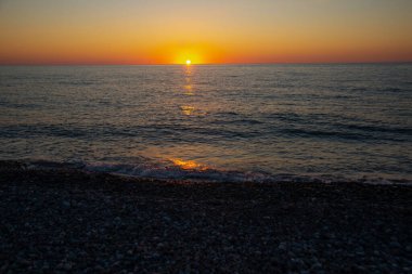 BATUMI, GEORGIA: Gürcistan 'ın Adjara bölgesinin Batumi bölgesinde gün batımında plajda ve Karadeniz' de güzel manzara.