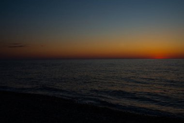 BATUMI, GEORGIA: Gürcistan 'ın Adjara bölgesinin Batumi bölgesinde gün batımında plajda ve Karadeniz' de güzel manzara.
