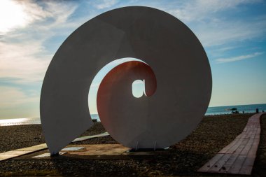 BATUMI, GEORGIA: Fransız sanatçı Emile Laugier 'in larobase salyangoz heykeli. Heykel Batumi Sahil Bulvarı 'na monte edilmiştir..