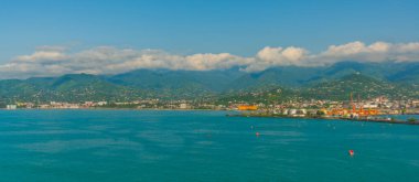 BATUMI, GEORGIA: Karadeniz 'deki güzel manzara ve Gürcistan' ın Adjara bölgesindeki Batumi, Adjara kıyılarındaki dağlar.