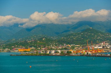 BATUMI, GEORGIA: Karadeniz 'deki güzel manzara ve Gürcistan' ın Adjara bölgesindeki Batumi, Adjara kıyılarındaki dağlar.
