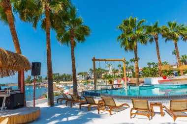 Türkiye 'nin Antalya kentindeki Akdeniz kıyısında güneşli bir günde Fosforlu plajında havuz ve salıncak