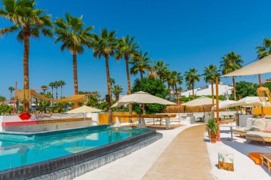 Türkiye 'nin Antalya kentinde Akdeniz kıyısında güneşli bir günde Fosforlu sahilinin güzel toprakları
