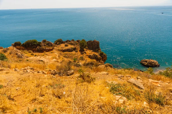 Ανταλια Τουρκια Τεράστιος Βράχος Στην Παραλία Κονιάλτι Μια Ηλιόλουστη Καλοκαιρινή — Φωτογραφία Αρχείου
