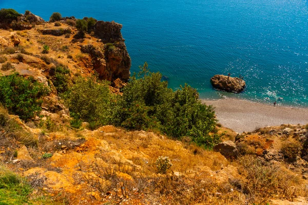 土耳其Antalya 土耳其安塔利亚阳光灿烂的夏天 Konyaalti海滩上的巨石 — 图库照片
