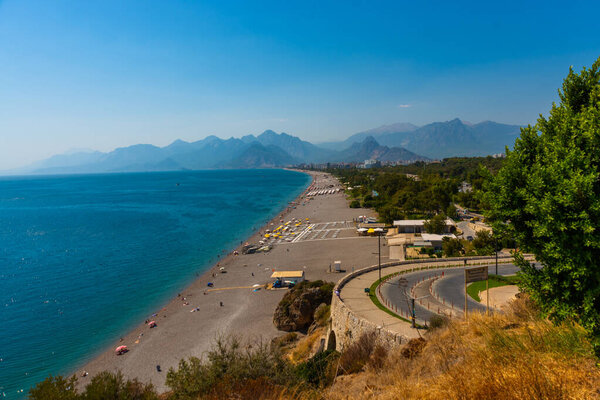 АНТАЛЯ, ТУРЦИЯ: Вид на пляж Коньяалты в Анталье, Турция.