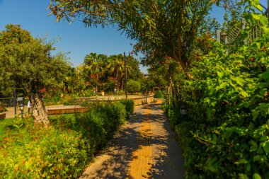 ANTALYA, TURKEY: Antalya 'daki güzel güneşli halk şehri Karaalioğlu Parkı. Yatay renk fotoğrafçılığı.