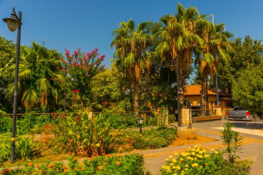ANTALYA, TURKEY: Antalya 'daki güzel güneşli halk şehri Karaalioğlu Parkı. Yatay renk fotoğrafçılığı.