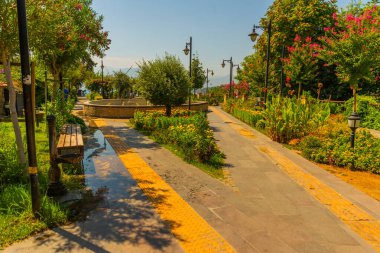 ANTALYA, TURKEY: Antalya 'daki güzel güneşli halk şehri Karaalioğlu Parkı. Yatay renk fotoğrafçılığı.