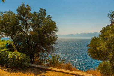 ANTALYA, TURKEY: Antalya 'daki güzel güneşli halk şehri Karaalioğlu Parkı. Yatay renk fotoğrafçılığı.