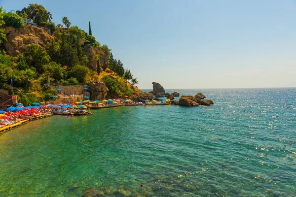 Antalya Turquía Hermosa Playa Mermerli Con Agua Azul Clara Casco — Foto de Stock