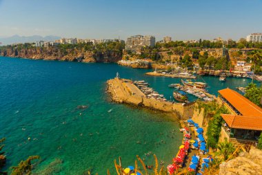 Popüler sahil beldesi Antalya, Türkiye 'nin Kaleici ilçesinde eski kent Kaleici' de temiz mavi suyla güzel Mermerli plajı.