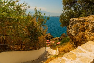ANTALYA, TURKEY: Karaalioğlu Parkı 'ndaki kayalıklarda bulunan Adalar Plajı, popüler sahil beldesi Antalya, Türkiye.