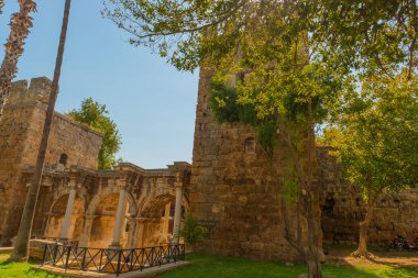 Öğleden sonra Adrian Gate 'de buluşacağız, tamam mı? Mermer ve kireçtaşından antik yapılar, Antalya, Türkiye.