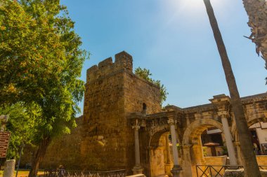 Öğleden sonra Adrian Gate 'de buluşacağız, tamam mı? Mermer ve kireçtaşından antik yapılar, Antalya, Türkiye.