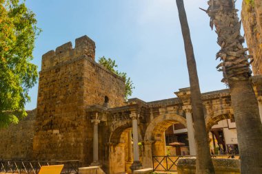 Öğleden sonra Adrian Gate 'de buluşacağız, tamam mı? Mermer ve kireçtaşından antik yapılar, Antalya, Türkiye.