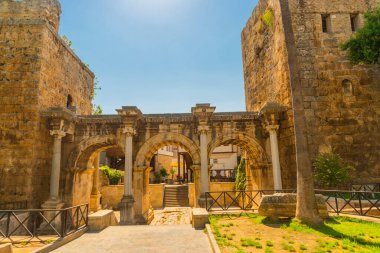 Öğleden sonra Adrian Gate 'de buluşacağız, tamam mı? Mermer ve kireçtaşından antik yapılar, Antalya, Türkiye.