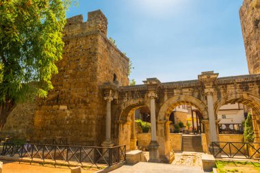 Öğleden sonra Adrian Gate 'de buluşacağız, tamam mı? Mermer ve kireçtaşından antik yapılar, Antalya, Türkiye.