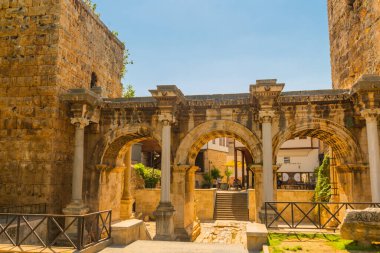 Öğleden sonra Adrian Gate 'de buluşacağız, tamam mı? Mermer ve kireçtaşından antik yapılar, Antalya, Türkiye.