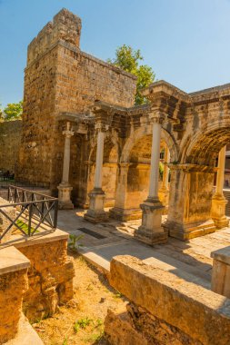 - Adrian Gate 'e, Adrian Gate' e. Mermer ve kireçtaşından antik yapılar, Antalya, Türkiye.