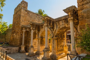 - Adrian Gate 'e, Adrian Gate' e. Mermer ve kireçtaşından antik yapılar, Antalya, Türkiye.