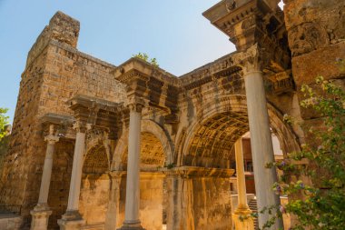 - Adrian Gate 'e, Adrian Gate' e. Mermer ve kireçtaşından antik yapılar, Antalya, Türkiye.