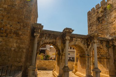 - Adrian Gate 'e, Adrian Gate' e. Mermer ve kireçtaşından antik yapılar, Antalya, Türkiye.