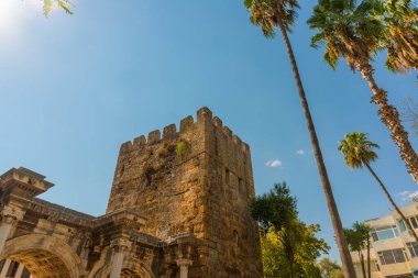 - Adrian Gate 'e, Adrian Gate' e. Mermer ve kireçtaşından antik yapılar, Antalya, Türkiye.