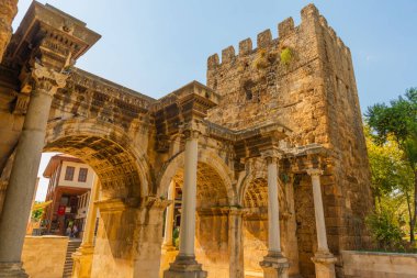 - Adrian Gate 'e, Adrian Gate' e. Mermer ve kireçtaşından antik yapılar, Antalya, Türkiye.