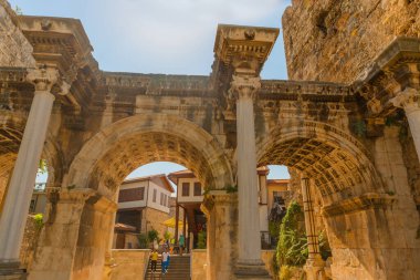- Adrian Gate 'e, Adrian Gate' e. Mermer ve kireçtaşından antik yapılar, Antalya, Türkiye.