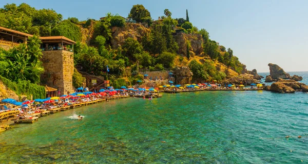 Antalya Turquía Hermosa Playa Mermerli Con Agua Azul Clara Casco — Foto de Stock