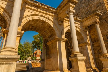 - Adrian Gate 'e, Adrian Gate' e. Mermer ve kireçtaşından antik yapılar, Antalya, Türkiye.