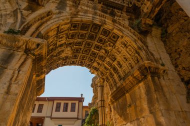 - Adrian Gate 'e, Adrian Gate' e. Mermer ve kireçtaşından antik yapılar, Antalya, Türkiye.